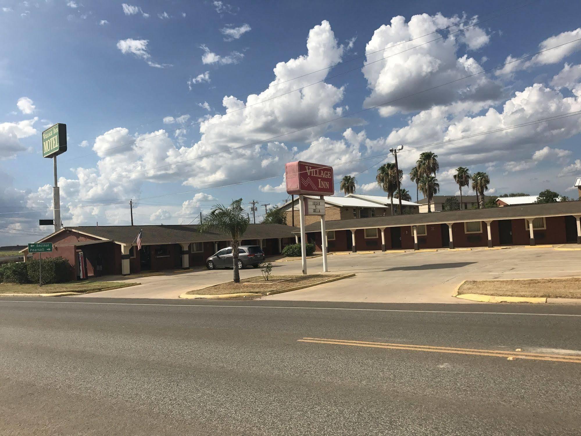 Village Inn Cotulla Exteriör bild